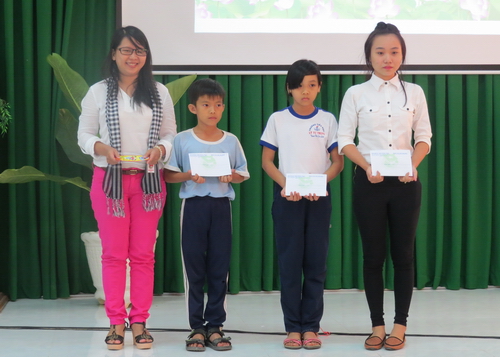 Câu lạc bộ Du học sinh tỉnh Đồng Tháp trao tặng 03 suất học bổng cho đội viên, đoàn viên học sinh có hoàn cảnh khó khăn